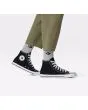 Hombre con Zapatillas Converse Chuck Taylor All Star High Top negras Unisex