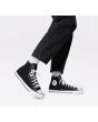 Mujer con Zapatillas Converse Chuck Taylor All Star High Top negras Unisex