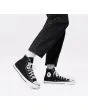 Mujer con Zapatillas Converse Chuck Taylor All Star High Top negras Unisex