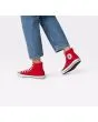 Mujer con Zapatillas Converse Chuck Taylor All Star High Top rojas Unisex