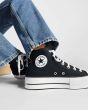 Mujer con Zapatillas Converse Chuck Taylor All Star Lift Platform High Top Negras y Blancas detalle