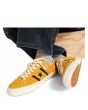 Hombre con Zapatillas de Skate Converse Cons One Star Academy Pro Suede Amarillas 