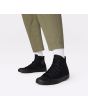 Hombre con Zapatillas Converse Chuck Taylor All Star High Top Monocromo Negro 