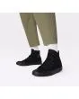 Hombre con Zapatillas Converse Chuck Taylor All Star High Top Monocromo Negro 