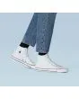 Mujer con Zapatillas Converse Chuck Taylor All Star Classic High Top blancas Unisex
