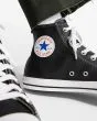 Hombre con Zapatillas de piel Converse Chuck Taylor All Star High Top negras unisex detalle parche