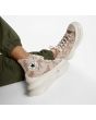 Mujer con Zapatillas Converse de plataforma Run Star Legacy CX Animal Abstract blanco y coral con leopardos estampados lateral
