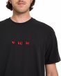 Hombre con Camiseta Volcom FA Seth Conboy Negra bordado pecho
