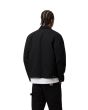 Hombre con cazadora ligera Carhartt WIP Detroit Jacket Summer Negra posterior