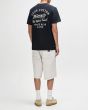 Hombre con camiseta DEUS Camber Negra espalda
