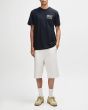 Hombre con camiseta DEUS Camber Negra corte regular