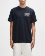 Hombre con camiseta DEUS Camber Negra frontal