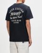 Hombre con camiseta DEUS Camber Negra