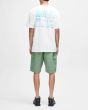 Hombre con Camiseta Deus Plenty Good Blanco Vintage espalda