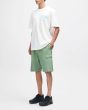 Hombre con Camiseta Deus Plenty Good Blanco Vintage lateral