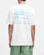 Hombre con Camiseta Deus Plenty Good Blanco Vintage posterior
