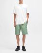 Hombre con Camiseta Deus Plenty Good Blanco Vintage regular fit