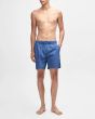 Hombre con bañador DEUS Service Mesh Swim Short Azul Mecánico cintura elástica