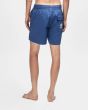 Hombre con bañador DEUS Service Mesh Swim Short Azul Mecánico posterior