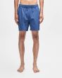 Hombre con bañador DEUS Service Mesh Swim Short Azul Mecánico