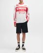 Hombre con Camiseta motera Deus Ex Machina Step Out Moto Jersey Blanco-Rojo corte oversize