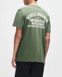 Hombre con Camiseta Deus Venice Address Verde Pino 