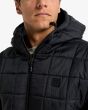 Hombre con Chaqueta Reversible Billabong Transport Revo 10K Jacket Negra reverso cuello