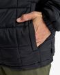 Hombre con Chaqueta Reversible Billabong Transport Revo 10K Jacket Negra reverso bolsillo