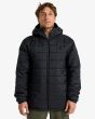 Hombre con Chaqueta Reversible Billabong Transport Revo 10K Jacket Negra reverso acolchado