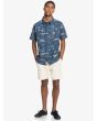 Camisa Quiksilver Endless Trip SS azul marino con estampado surfero frontal modelo