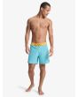 Hombre con boardshort Quiksilver Surfsilk Kaimana 16in Azul Aguamarina corte recto