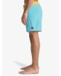 Hombre con boardshort Quiksilver Surfsilk Kaimana 16in Azul Aguamarina lateral