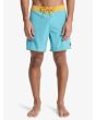 Hombre con boardshort Quiksilver Surfsilk Kaimana 16in Azul Aguamarina
