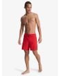 Hombre con Bañador Quiksilver Surfsilk Kaimana 16 Salsa rojo corte recto