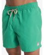Hombre con short de natación Quiksilver Everyday Solid Volley 15 Verde Duende cintura elástica
