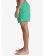 Hombre con short de natación Quiksilver Everyday Solid Volley 15 Verde Duende lateral
