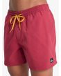 Hombre con short de natación Quiksilver Everyday Solid Volley 15 Burnt Russet cintura elástica