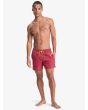 Hombre con short de natación Quiksilver Everyday Solid Volley 15 Burnt Russet corte pierna recta