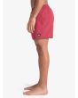 Hombre con short de natación Quiksilver Everyday Solid Volley 15 Burnt Russet lateral