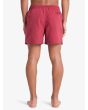 Hombre con short de natación Quiksilver Everyday Solid Volley 15 Burnt Russet posterior