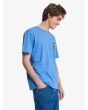 Hombre con Quiksilver camiseta EV Duality azul Riviera lateral
