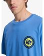 Hombre con Quiksilver camiseta EV Duality azul Riviera detalle logo pecho
