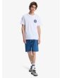 Hombre con camiseta Quiksilver EV Duality blanca ajuste regular