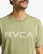 Hombre con camiseta de manga corta RVCA Big RVCA Verde logo