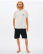 Hombre con camiseta de manga corta Rip Curl Fade Out Icon en blanco hueso frontal