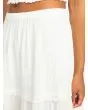 Mujer con falda larga escalonada Roxy Beachside Blanca cintura elástica
