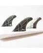 Quillas para tabla de surf FCS II Kolohe Andino PC Tri Fins Talla M Color White-Grey puestas