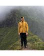 Hombre en la montaña lloviendo con Chubasquero impermeable con capucha Florence Marine X Rain Pro 2.5 Layer Waterproof Shell Mostaza 