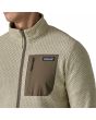 Hombre con chaqueta polar técnica Patagonia R1 Air Fleece Jacket beige Pelican bolsillo pecho