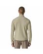 Hombre con chaqueta polar técnica Patagonia R1 Air Fleece Jacket beige Pelican posterior